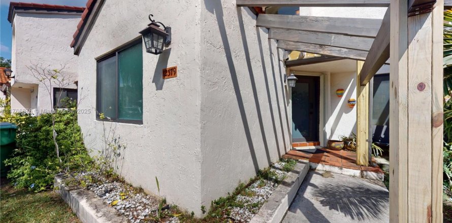 Townhouse in Miami, Florida 3 bedrooms, 137.87 sq.m. № 1862530