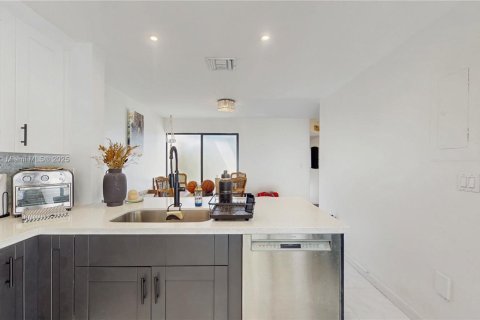 Townhouse in Miami, Florida 3 bedrooms, 137.87 sq.m. № 1862530 - photo 30
