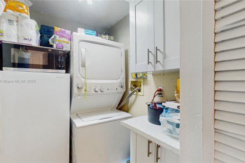 Townhouse in Miami, Florida 3 bedrooms, 137.87 sq.m. № 1862530 - photo 2