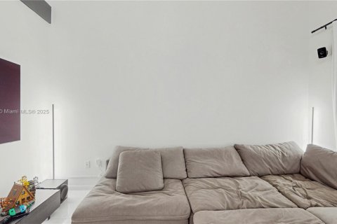 Townhouse in Miami, Florida 3 bedrooms, 137.87 sq.m. № 1862530 - photo 21