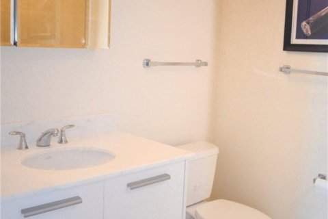 Condo in Miami, Florida, 2 bedrooms № 2245204 - photo 10