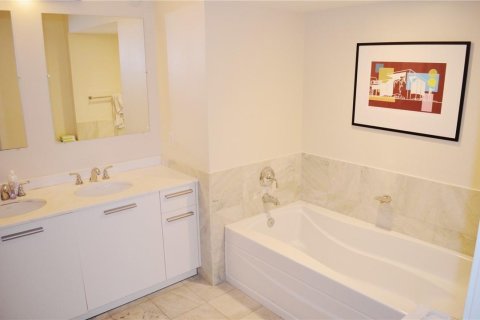 Condo in Miami, Florida, 2 bedrooms № 2245204 - photo 6