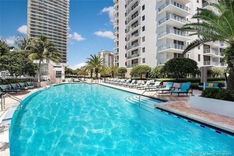 Condo in Miami, Florida, 2 bedrooms № 2245204 - photo 15