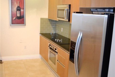 Condo in Miami, Florida, 2 bedrooms № 2245204 - photo 4