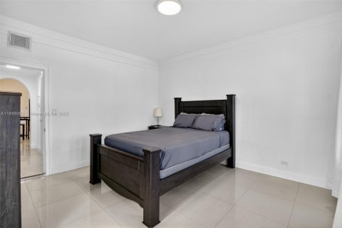 Commercial property in Miami, Florida 303.23 sq.m. № 1942530 - photo 8