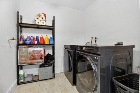 Commercial property in Miami, Florida 303.23 sq.m. № 1942530 - photo 24