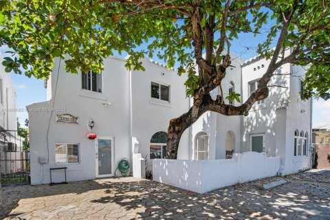 Commercial property in Miami, Florida 303.23 sq.m. № 1942530 - photo 1