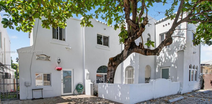 Commercial property in Miami, Florida 303.23 sq.m. № 1942530