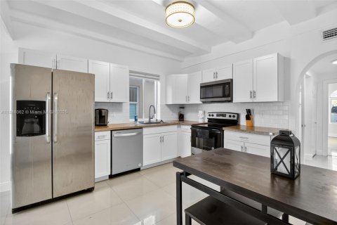 Commercial property in Miami, Florida 303.23 sq.m. № 1942530 - photo 16