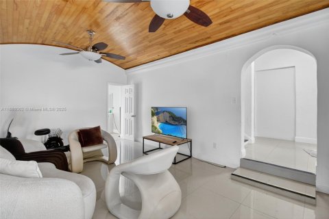 Commercial property in Miami, Florida 303.23 sq.m. № 1942530 - photo 30