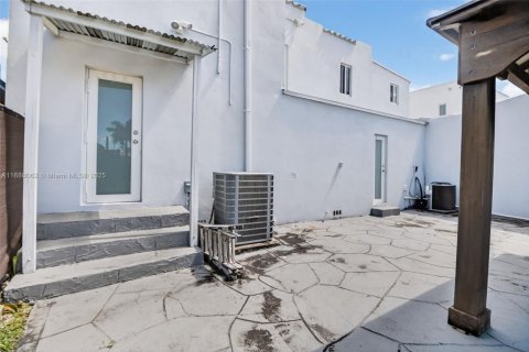 Commercial property in Miami, Florida 303.23 sq.m. № 1942530 - photo 18