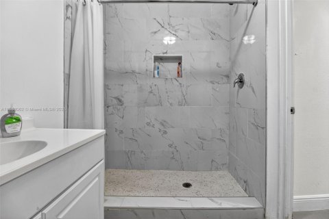 Commercial property in Miami, Florida 303.23 sq.m. № 1942530 - photo 13