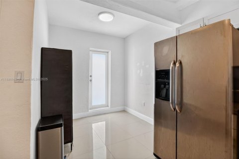 Commercial property in Miami, Florida 303.23 sq.m. № 1942530 - photo 17