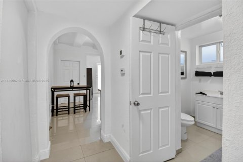 Commercial property in Miami, Florida 303.23 sq.m. № 1942530 - photo 11