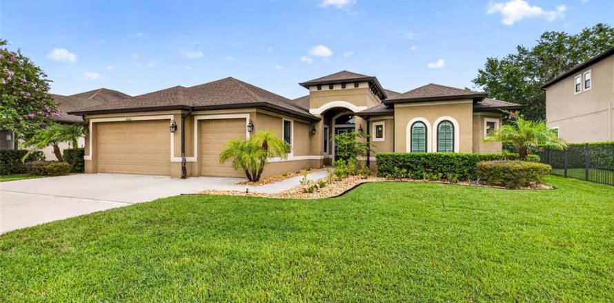 House in Land O' Lakes, Florida 4 bedrooms, 273.88 sq.m. № 2324900