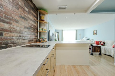 Condo in North Miami, Florida  № 2086453 - photo 15