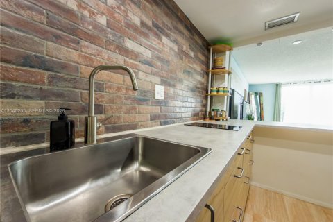 Condo in North Miami, Florida  № 2086453 - photo 14