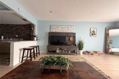Condo in North Miami, Florida  № 2086453 - photo 3