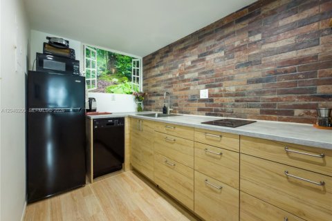 Condo in North Miami, Florida  № 2086453 - photo 12