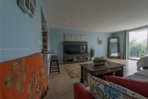 Condo in North Miami, Florida  № 2086453 - photo 10