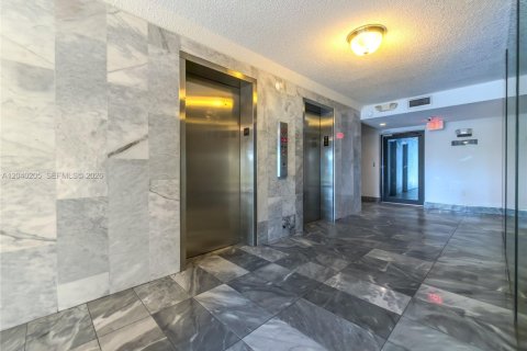 Condo in North Miami, Florida  № 2086453 - photo 24