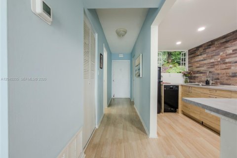 Condo in North Miami, Florida  № 2086453 - photo 16