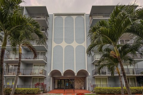 Condo in North Miami, Florida  № 2086453 - photo 22