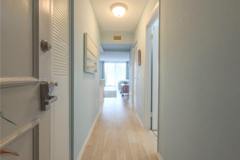 Condo in North Miami, Florida  № 2086453 - photo 17