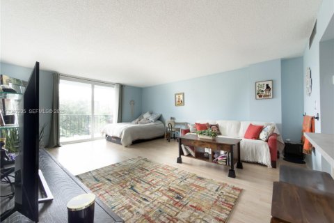 Condo in North Miami, Florida  № 2086453 - photo 4