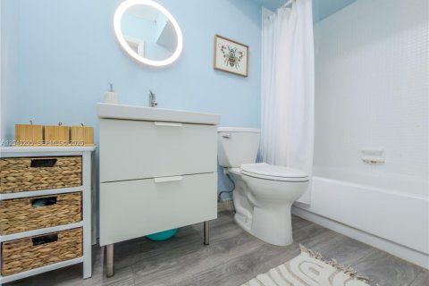 Condo in North Miami, Florida  № 2086453 - photo 18