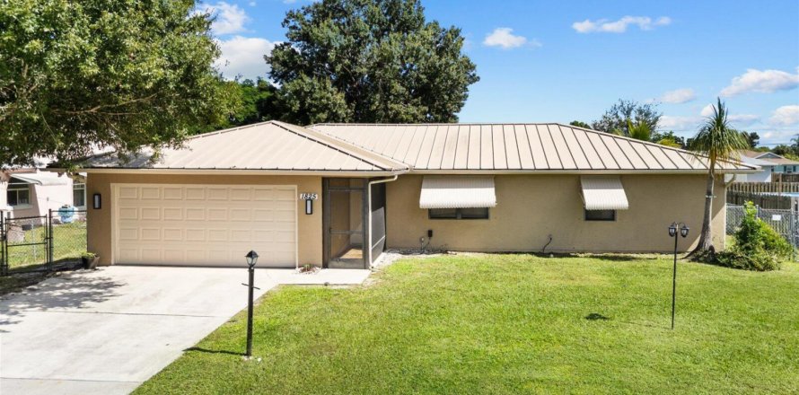 House in Port St. Lucie, Florida 3 bedrooms, 121.89 sq.m. № 2081993
