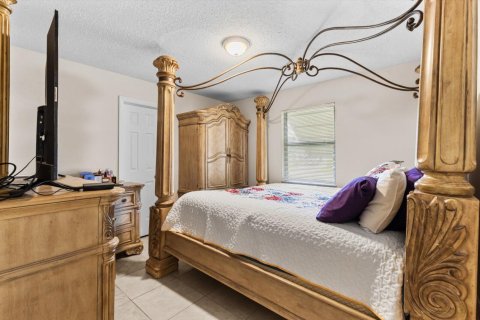 House in Port St. Lucie, Florida 3 bedrooms, 121.89 sq.m. № 2081993 - photo 17
