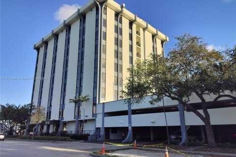 Propiedad comercial en venta en North Miami, Florida № 1867871 - foto 1