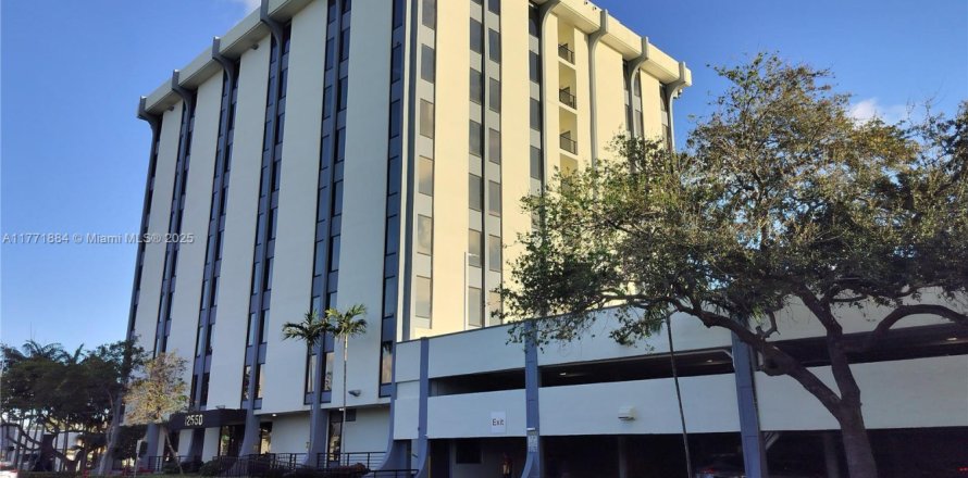 Propiedad comercial en North Miami, Florida № 1867871