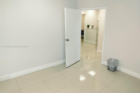 Propiedad comercial en venta en North Miami, Florida № 1867871 - foto 12