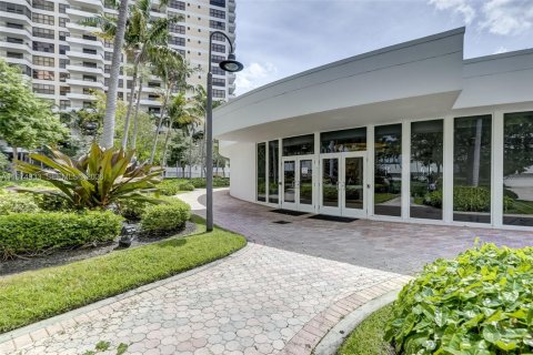 Condo in Hallandale Beach, Florida, 2 bedrooms  № 2041281 - photo 29