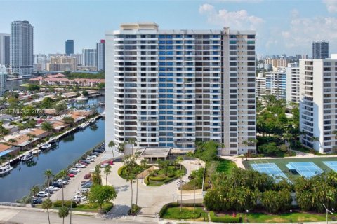 Condo in Hallandale Beach, Florida, 2 bedrooms  № 2041281