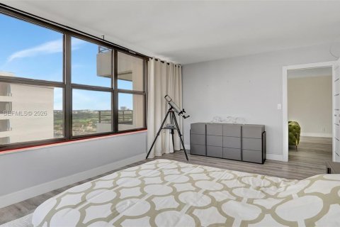 Condo in Hallandale Beach, Florida, 2 bedrooms  № 2041281 - photo 13
