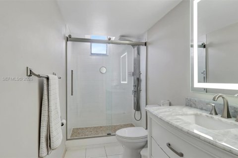 Condo in Hallandale Beach, Florida, 2 bedrooms  № 2041281 - photo 16