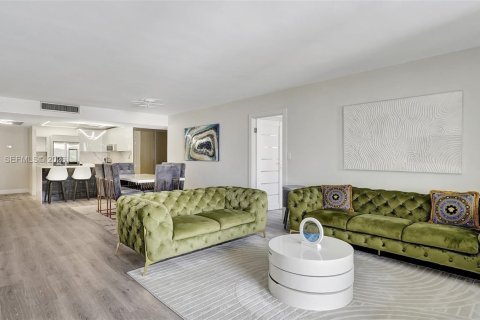 Condo in Hallandale Beach, Florida, 2 bedrooms  № 2041281 - photo 7