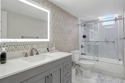 Condo in Hallandale Beach, Florida, 2 bedrooms  № 2041281 - photo 15