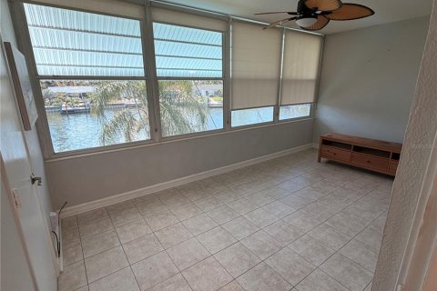 Condo in South Pasadena, Florida, 2 bedrooms  № 2394294 - photo 9
