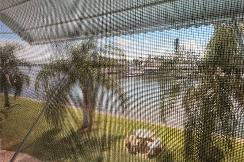 Condo in South Pasadena, Florida, 2 bedrooms  № 2394294 - photo 11