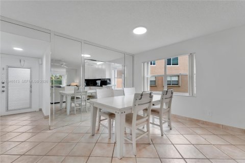 Copropriété à vendre à Sunrise, Floride: 2 chambres, 106.47 m2 № 2003209 - photo 3