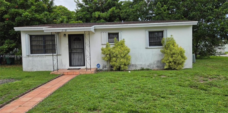 House in Miami Gardens, Florida 3 bedrooms, 80.27 sq.m. № 1878781