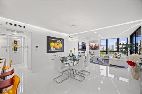 Condominio en venta en Aventura, Florida, 2 dormitorios, 121.98 m2 № 2082777 - foto 2