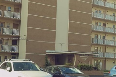 Copropriété à louer à Hallandale Beach, Floride: 1 chambre, 78.69 m2 № 1923552 - photo 1