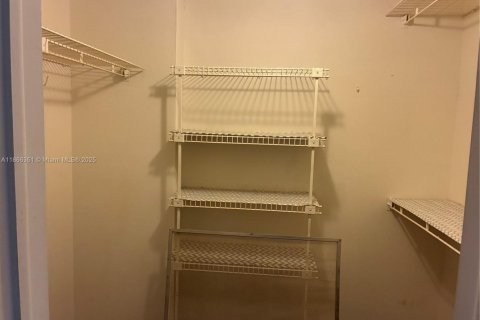 Copropriété à louer à Hallandale Beach, Floride: 1 chambre, 78.69 m2 № 1923552 - photo 7