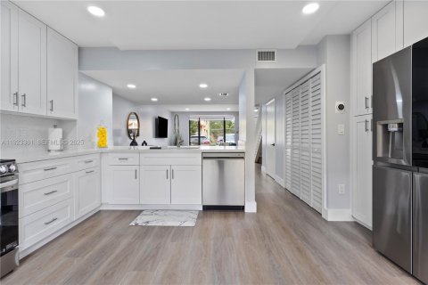 Townhouse in Miami, Florida 2 bedrooms, 107.02 sq.m. № 1982721 - photo 13