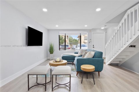 Townhouse in Miami, Florida 2 bedrooms, 107.02 sq.m. № 1982721 - photo 7